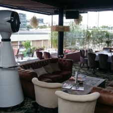 Brumisateur jet à la terrasse d'un café à Cannes