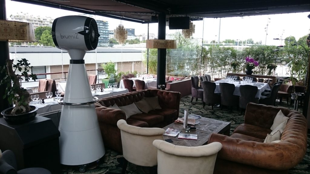 Brumisateur jet à la terrasse d'un café à Cannes