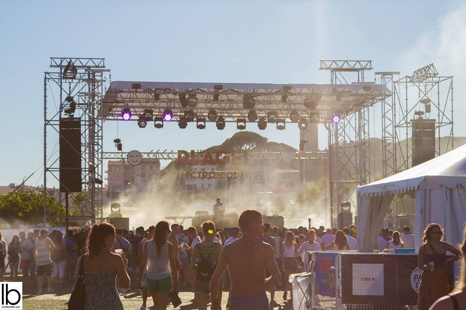 poussière devant la scene au festival plage électrique