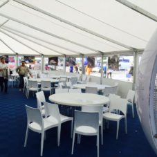 Les visiteurs du salon VIP des 24 heures du Mans ont passé la course au frais.