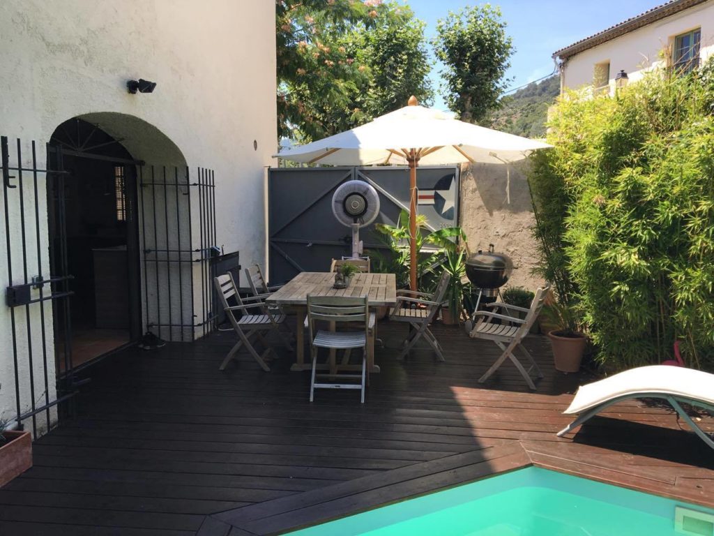 Brumisateur au bord de la piscine