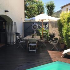 Brumisateur au bord de la piscine
